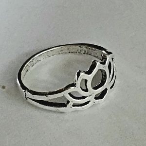 LADIES NEW SIZE 6 LOTUS GEOMETRIC FASHION  SILVER ACCENT RING